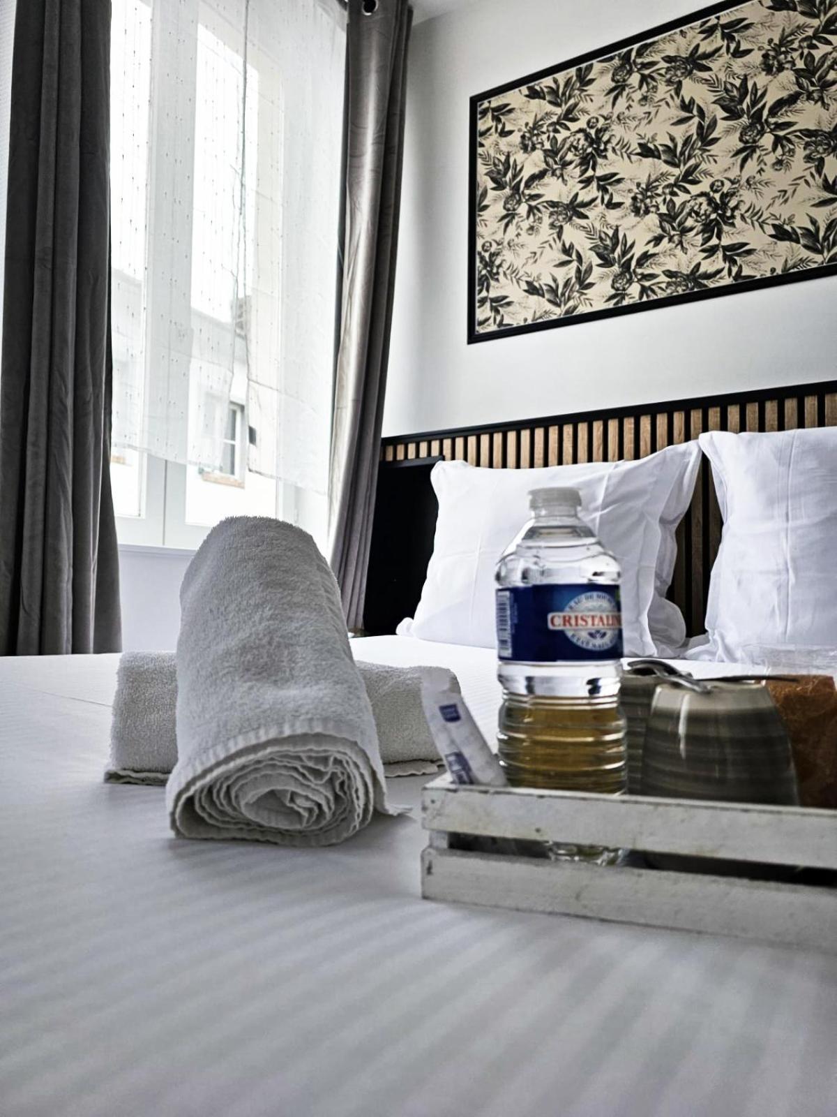 Hotel Le Lion D'Or แบร์เนย์ ภายนอก รูปภาพ