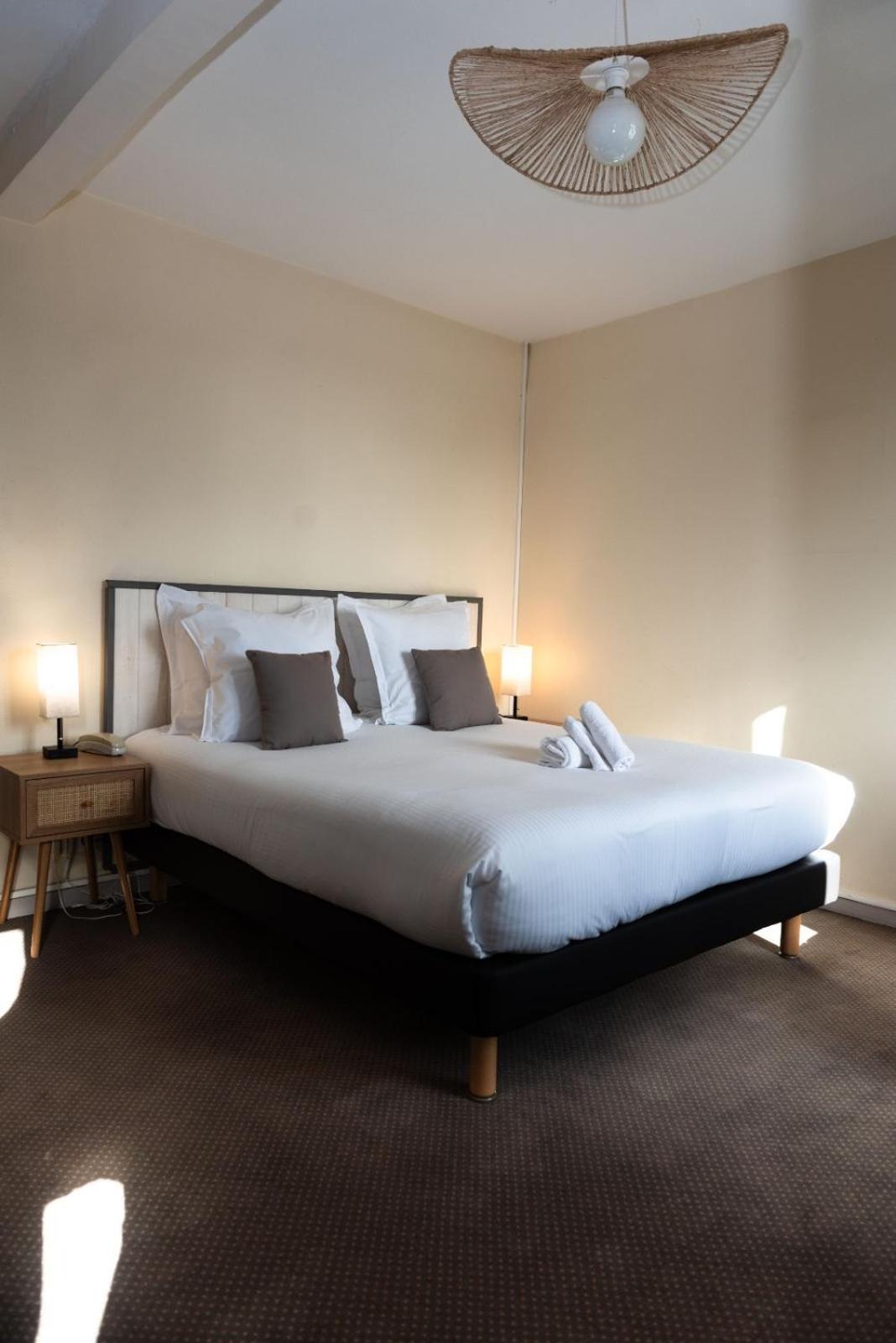 Hotel Le Lion D'Or แบร์เนย์ ภายนอก รูปภาพ